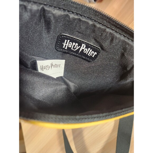 Loungefly GRYFFINDOR Harry Potter Crossbody Purse Red Yellow Adj Strap - Picture 3 of 7
